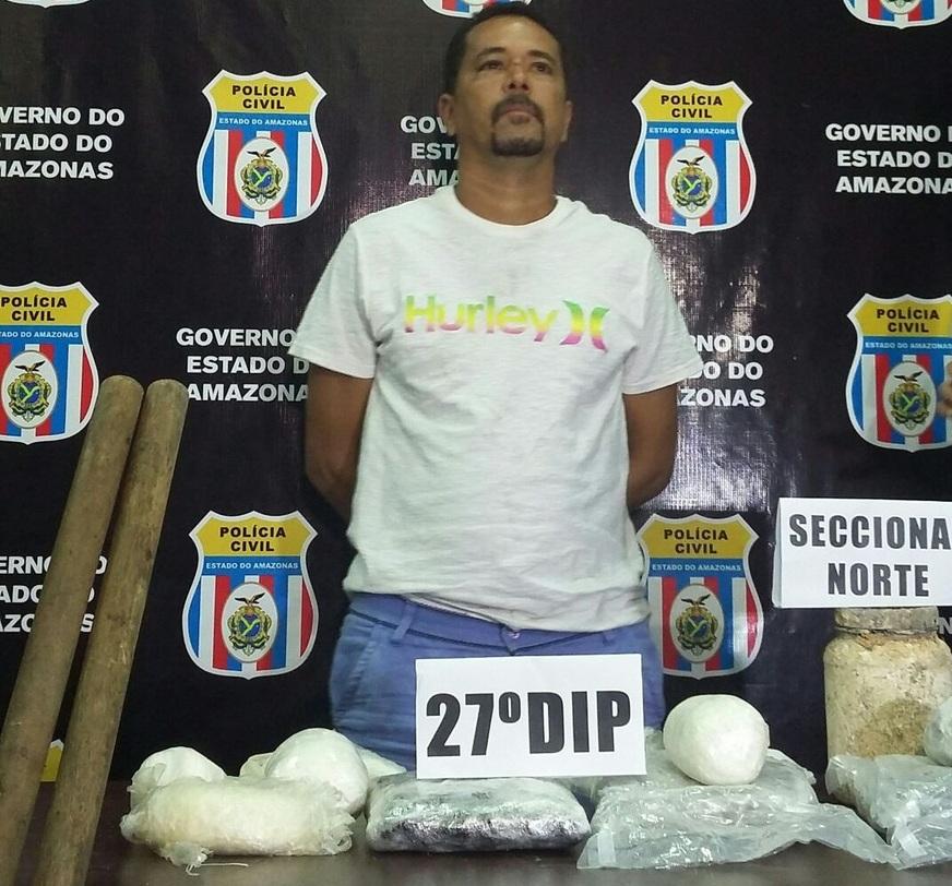 Homem que usava cães como ‘alarme’ é preso com 5 kg de drogas