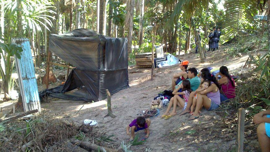 Equipes da Semmas e da PM participam de desocupação de área verde