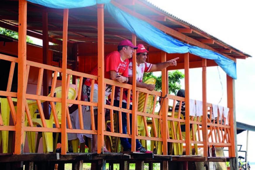 Cenário às margens do rio Amazonas serve como inspiração para toadas vermelhas