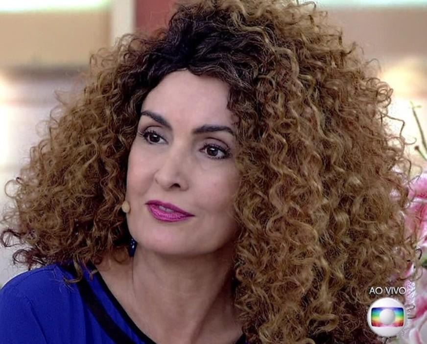 Fátima Bernardes faz troca de perucas em programa de TV e surpreende com crespo