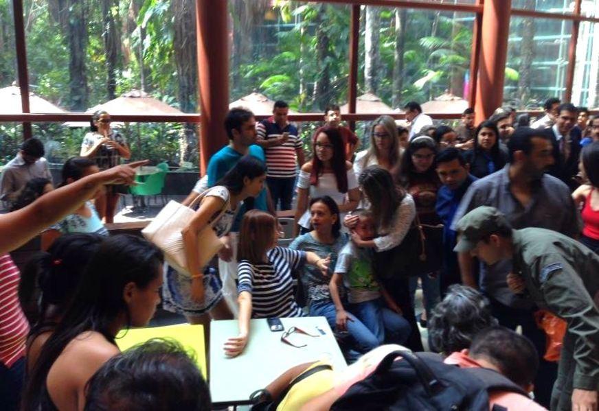 Escada rolante dá problema e causa acidente com clientes em shopping de Manaus