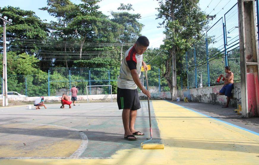 Comunitários do Coroado se unem para reformar quadra esportiva do bairro