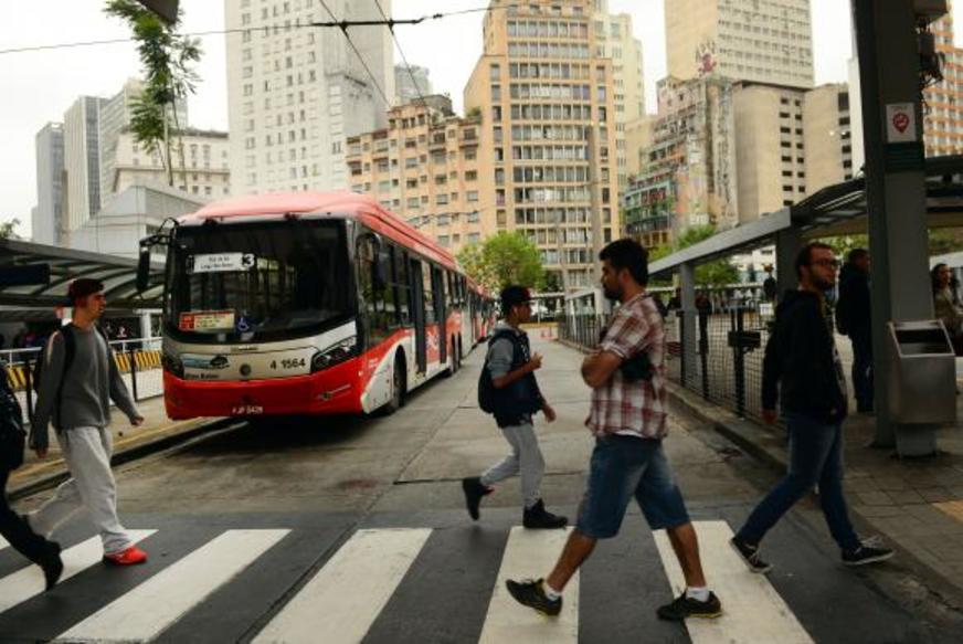 Setor de serviços tem queda de 4,5%, diz pesquisa do IBGE