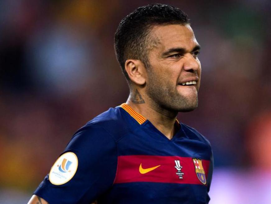 Diretor confirma saída de Daniel Alves do Barcelona