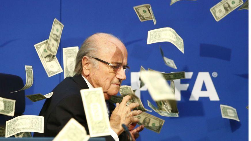 Fifa diz que Blatter e Valcke enriqueceram com aumentos de salário e bônus