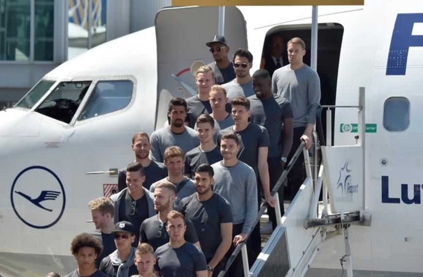 Craques chegam à França para disputa da Eurocopa 2016