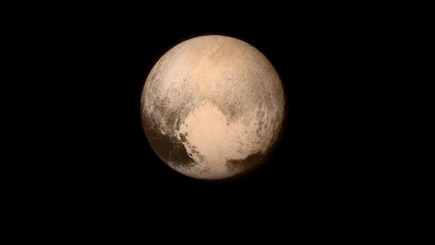Plutão pode ocultar oceano subterrâneo, afirma estudo da Nasa