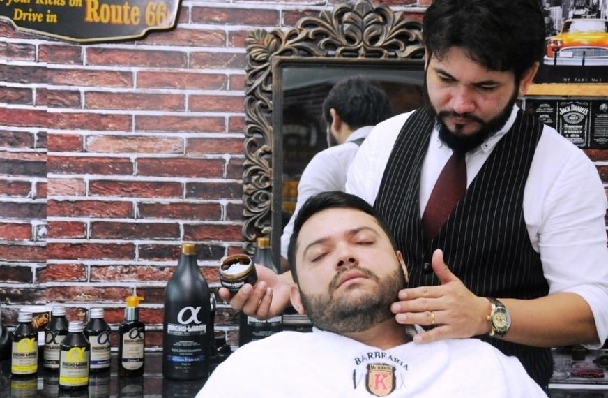 Rotina de cuidados com a barba envolve uso de xampu e outros itens apropriados