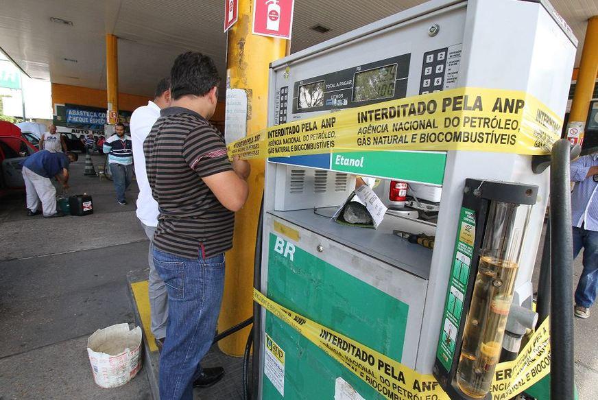 Posto de combustíveis é interditado após vender gasolina com água em Manaus