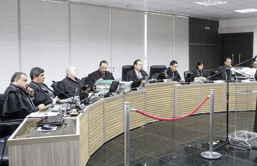 Juiz vota contra nova cassação de José Melo e julgamento é adiado
