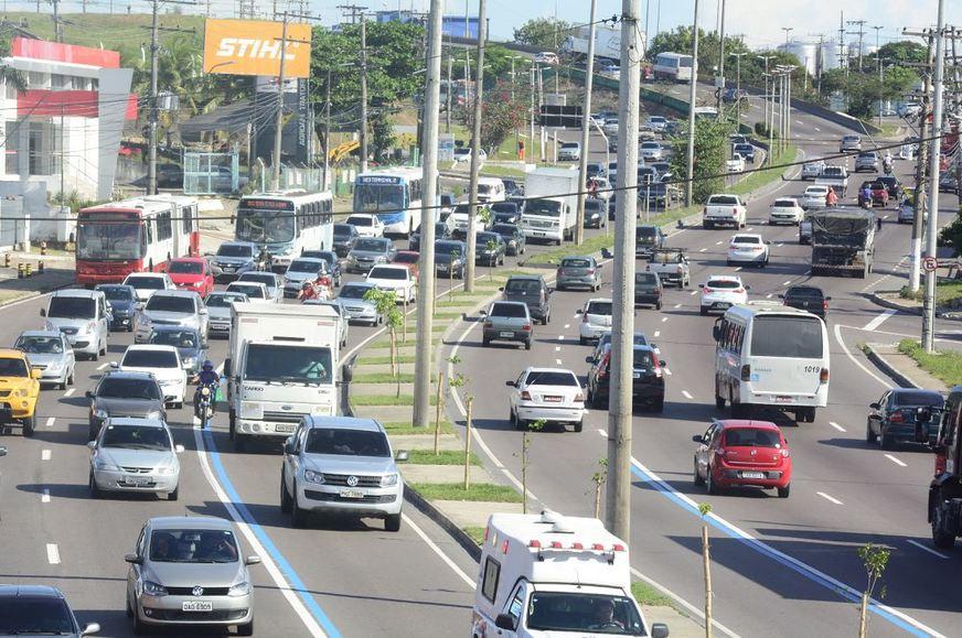 Farol baixo durante o dia em todas as rodovias já está valendo