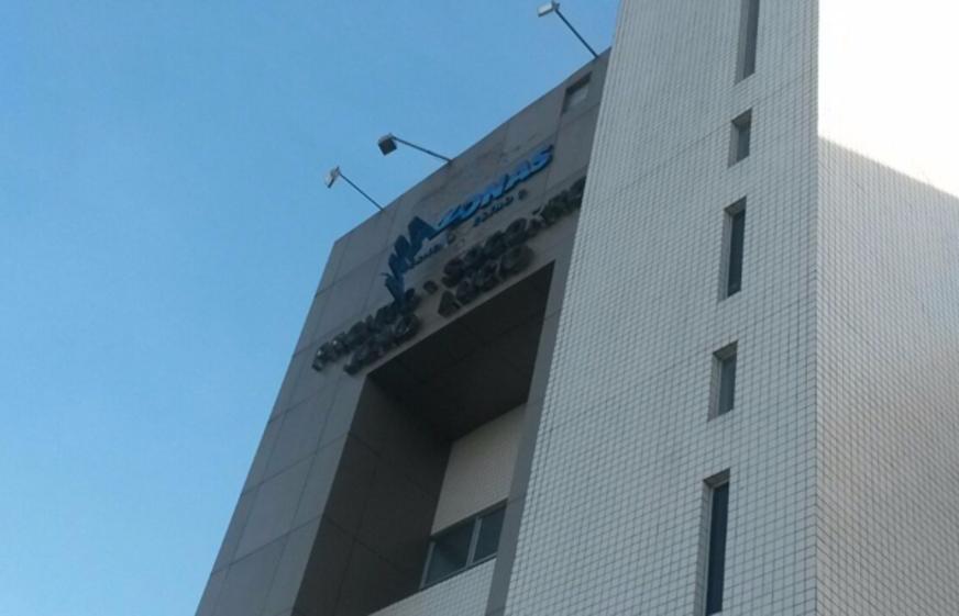 Letreiro danificado oferece risco aos funcionários e usuários do João Lúcio