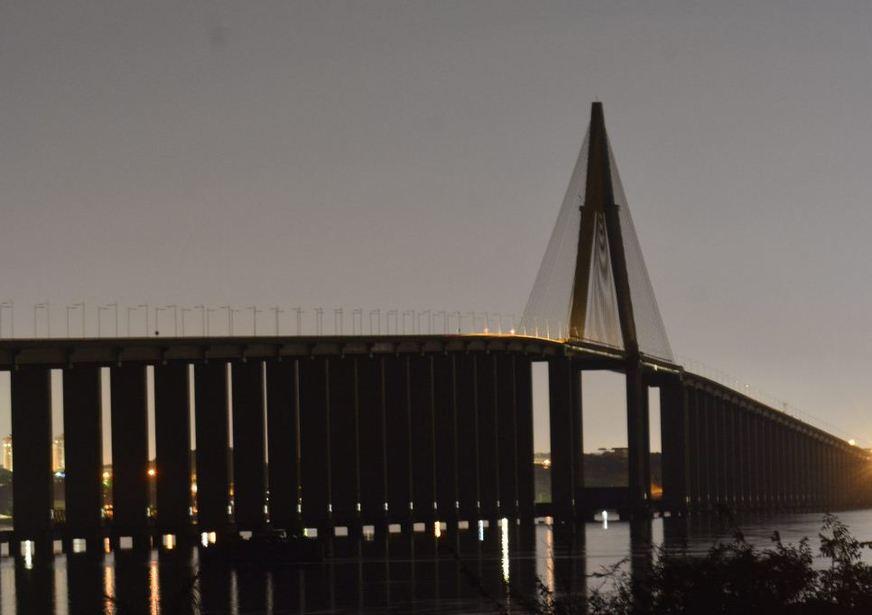 Sem iluminação e com lixo, Ponte Rio Negro vira ponto de roubos e de usuários de drogas