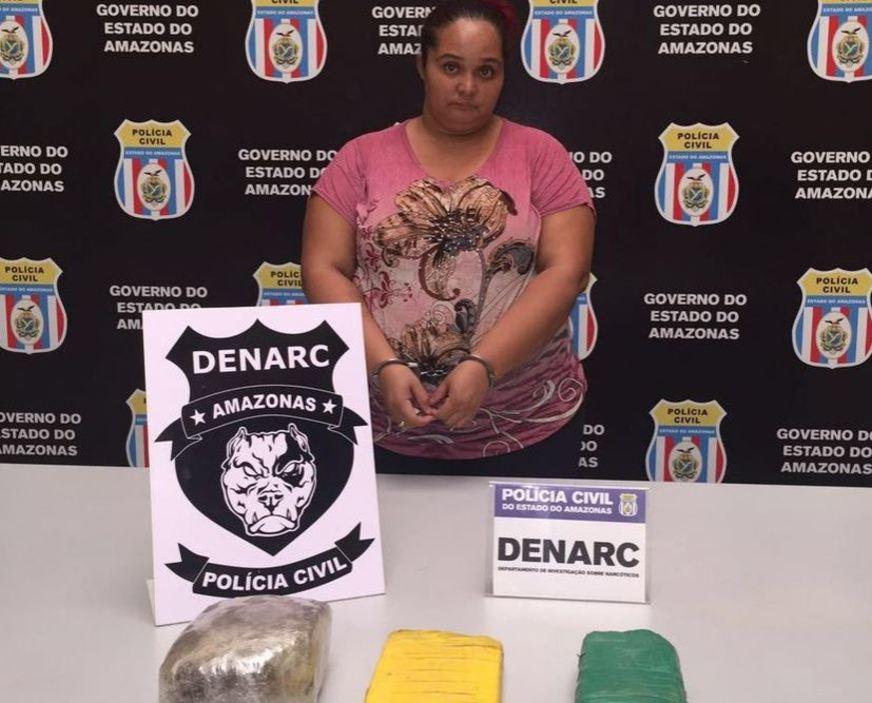 Mulher é presa com 4kg de maconha e pasta base de cocaína ao descer de ônibus