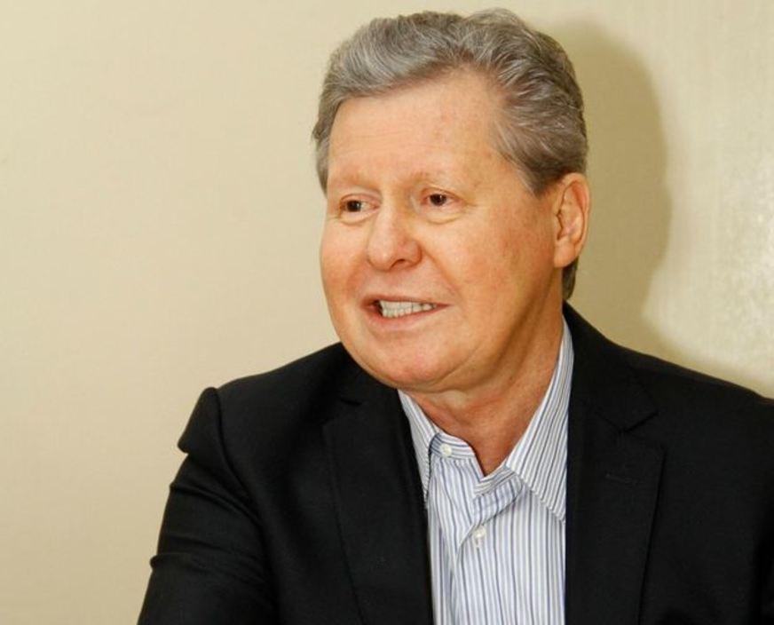 Internet é 1º alvo de Artur Neto