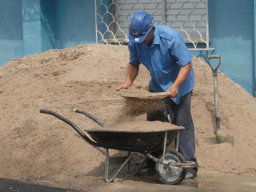 Indústria da construção continua operando em ritmo de queda, diz CNI