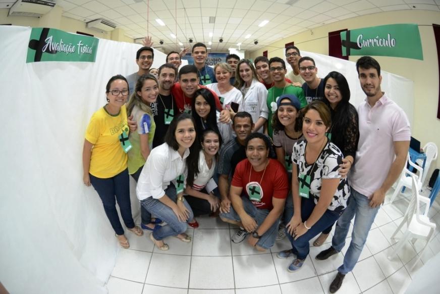 Grupo de jovens dedica o sábado para servir a comunidade na Praça 14