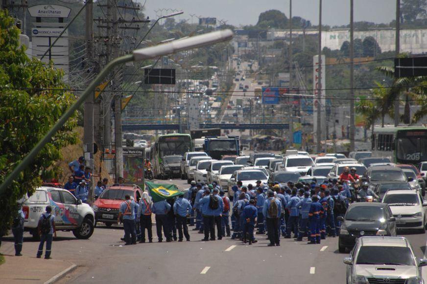 Funcionários de empresa de coleta de lixo fazem manifestação na av. Torquato Tapajós