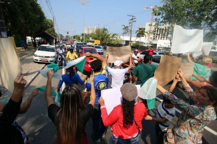 Aprovados em concurso da Susam de 2014 pedem convocação e interditam trânsito