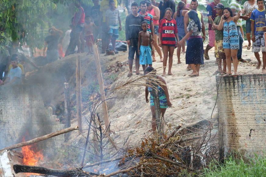 Moradores de invasão no Monte das Oliveiras resistem à reintegração de posse