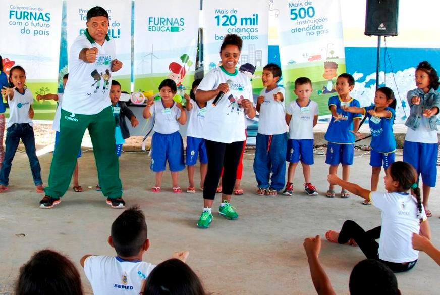 Embaixadora de projeto, Daiane dos Santos visita escola ribeirinha em Manaus