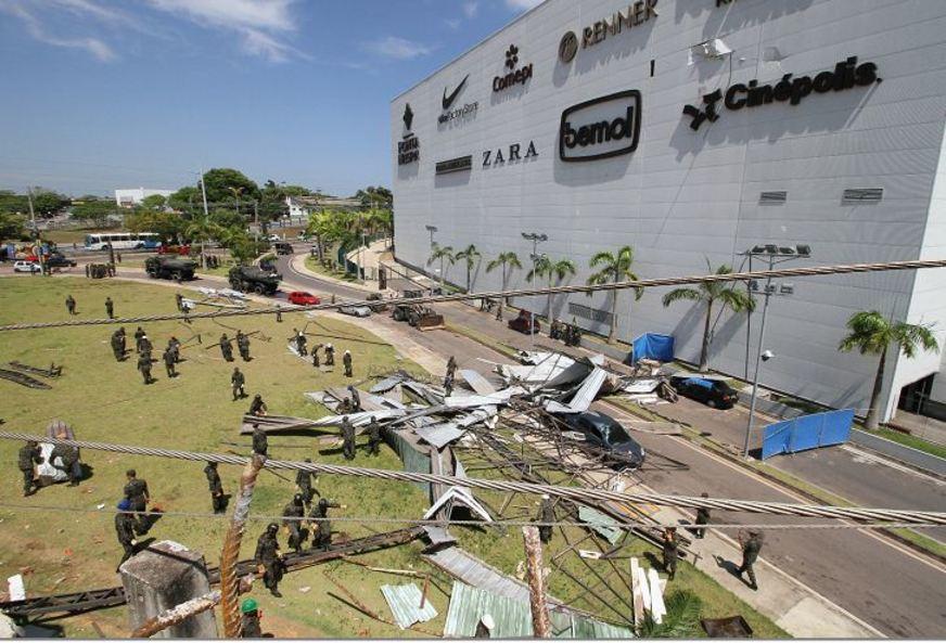 Prejuízos e dor de cabeça marcam dia seguinte da tempestade em Manaus