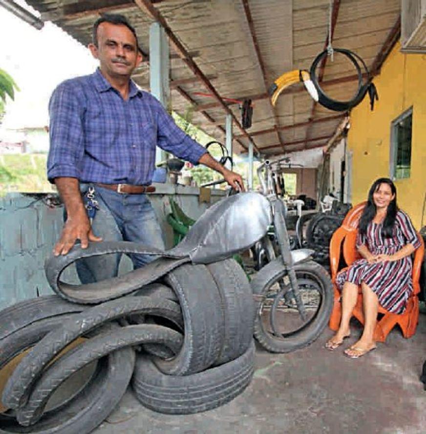 Borracheiro transforma pneus velhos em balanços, poltronas e até motos