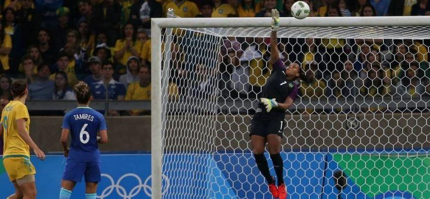 Bárbara pega duas cobranças de pênaltis e leva Brasil à semifinal