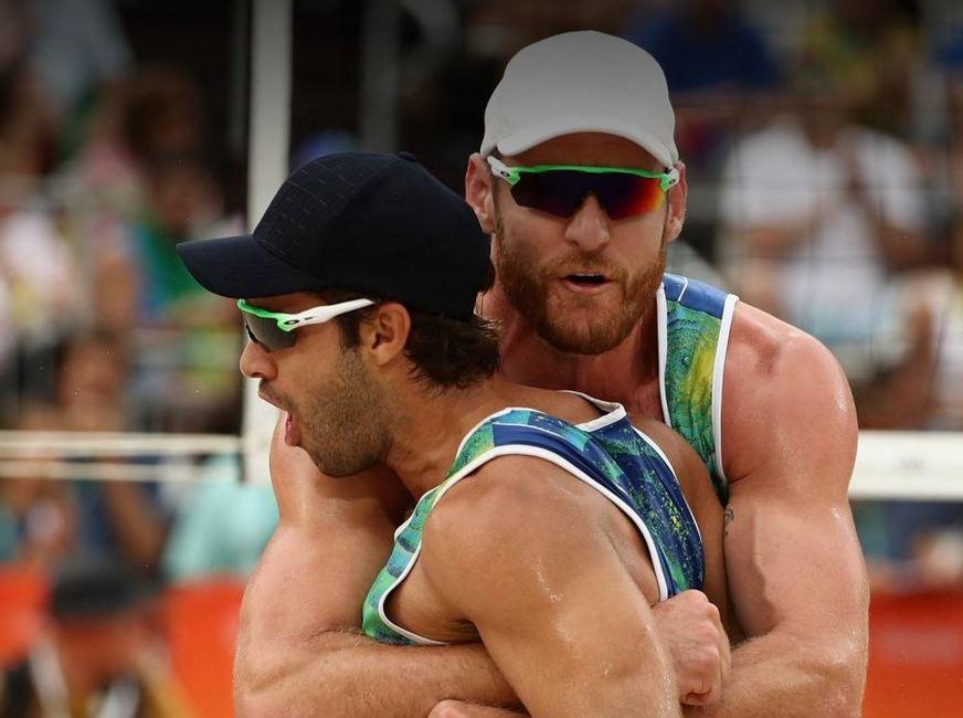 Mesmo com Alison machucado, Brasil vence no Vôlei de Praia