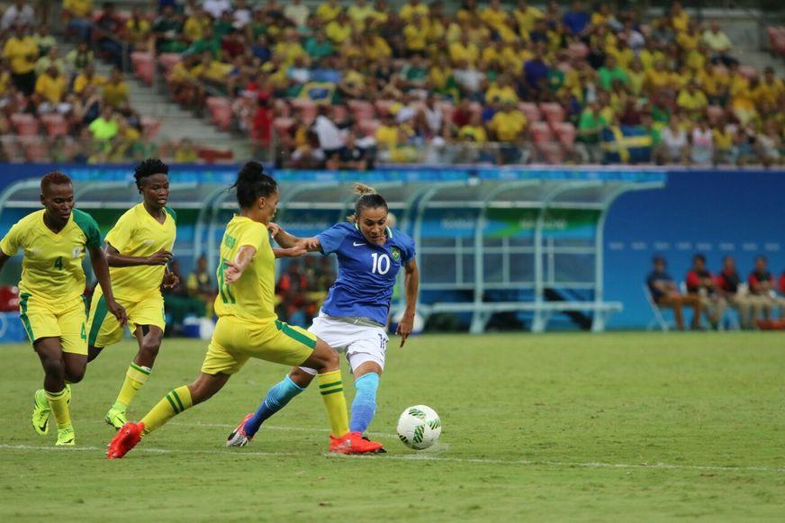 Marta entra em campo no ‘Brasil X África do Sul’ e leva torcida ao delírio em Manaus