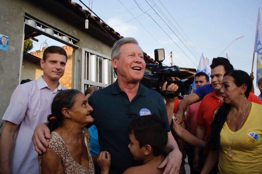 Artur ainda avalia se vai a debates