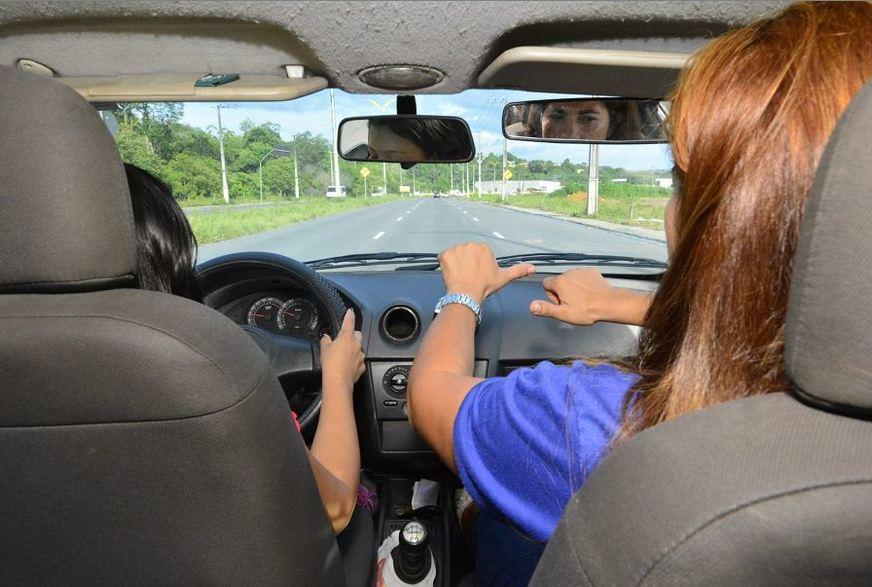 Símbolo alerta sobre condutor que é surdo