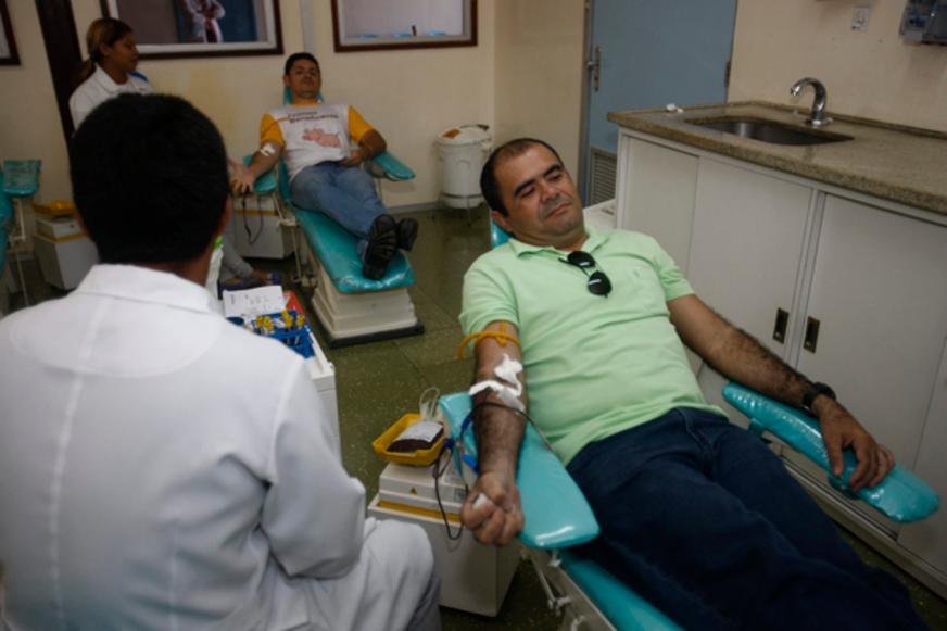 Com estoque baixo, Hemoam convoca voluntários para doação de sangue