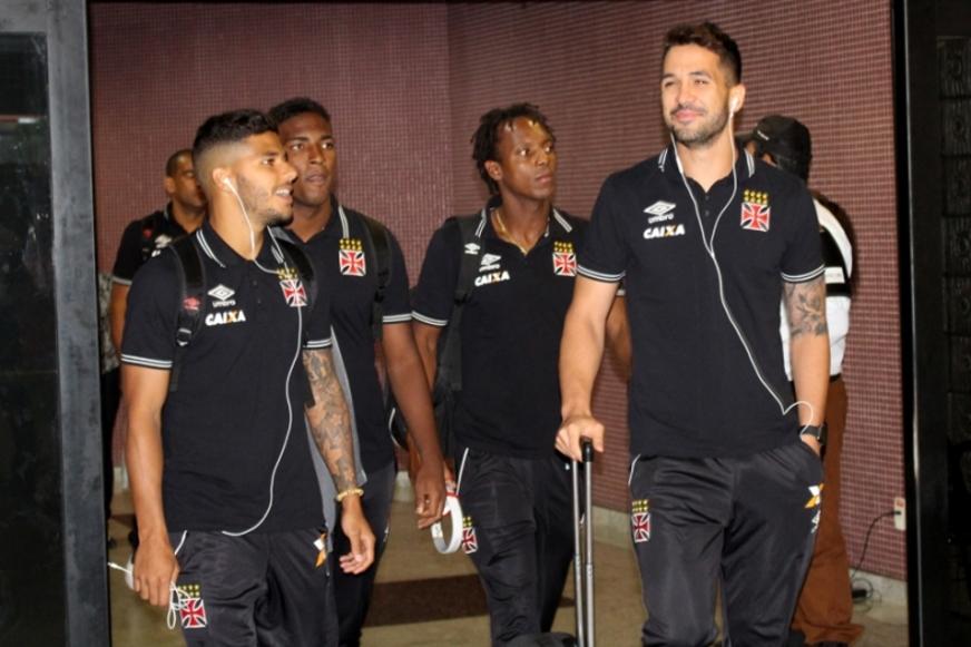 Em clima tranquilo, Vasco desembarca no Recife para duelo com Náutico