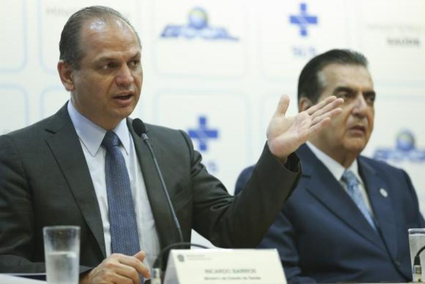 Governo aumenta salário do Mais Médicos e quer mais brasileiros no programa