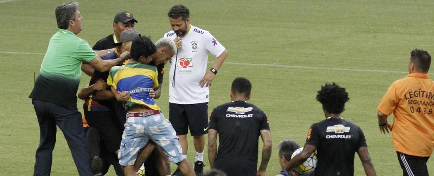 Treino da Seleção tem invasão de campo e Neymar ‘agarrado’