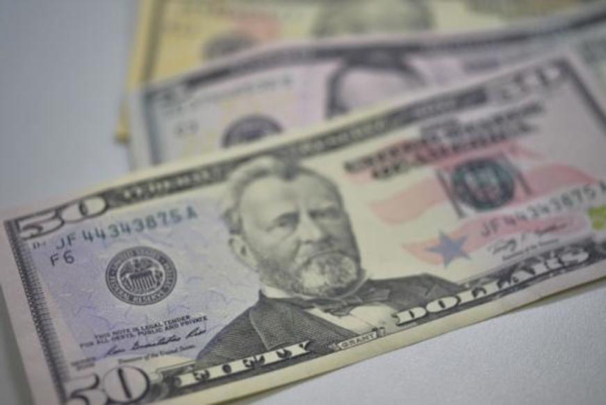 Dólar encosta em R$ 3,30, e bolsa tem maior queda diária em sete meses