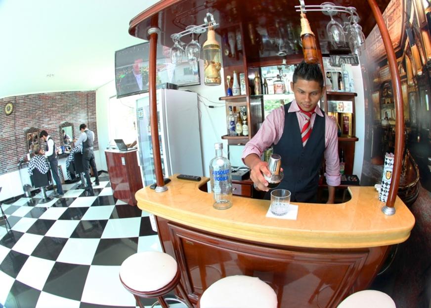 Barbearias inovam e oferecem além do tradicional ‘barba, cabelo e bigode’