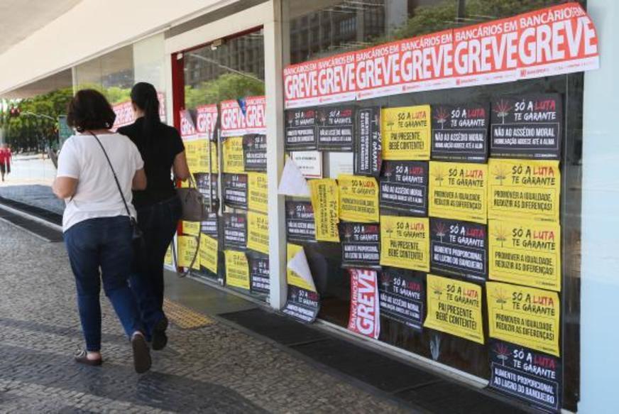 Ação coletiva pede atendimento de 30% dos bancários durante greve