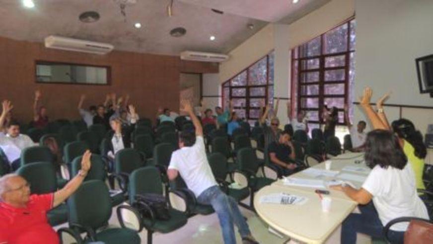 Servidores da Ufam aprovam paralisação e indicativo de greve devido a PEC 241