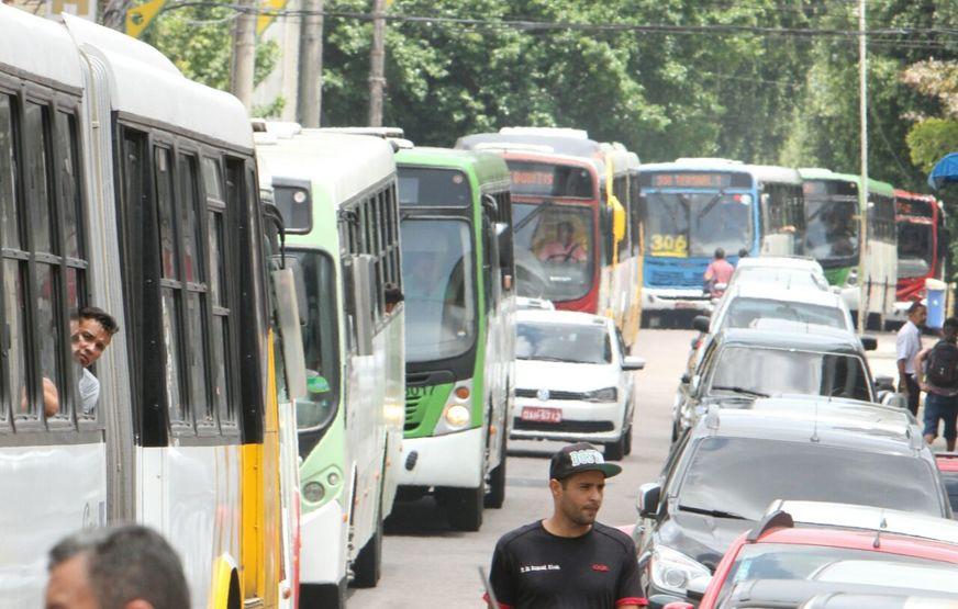 Micro-ônibus fica ‘no prego’ no Centro e causa grande congestionamento