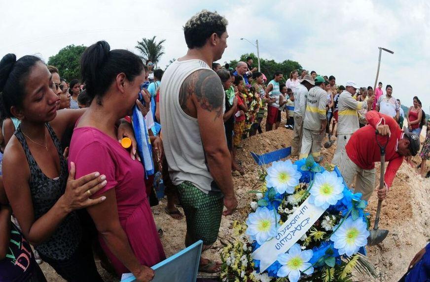 Comoção e dor marcam o velório e enterro do menino Gustavo Silva Araújo