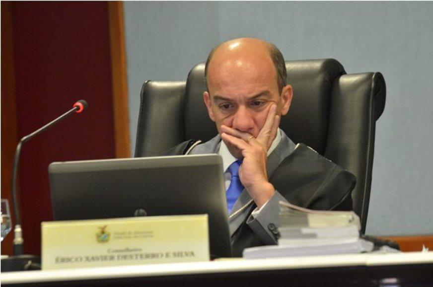 Prefeito adia julgamento no TCE-AM