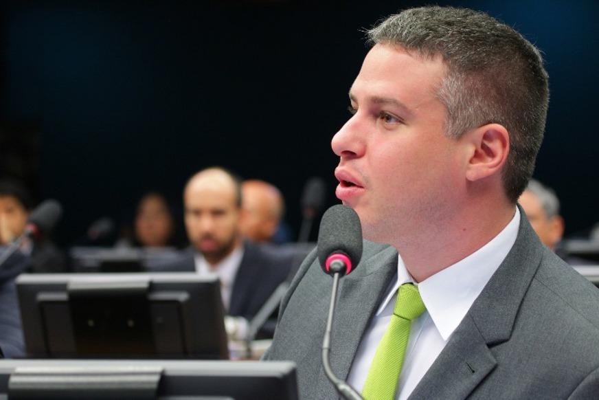 De cabeça na campanha da reeleição do pai