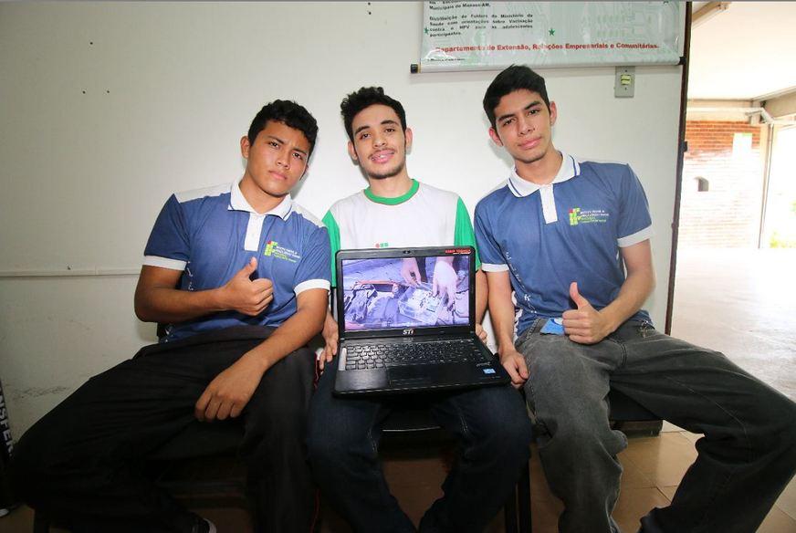 Estudantes do Amazonas ganham prêmio com projeto que ajuda motociclistas