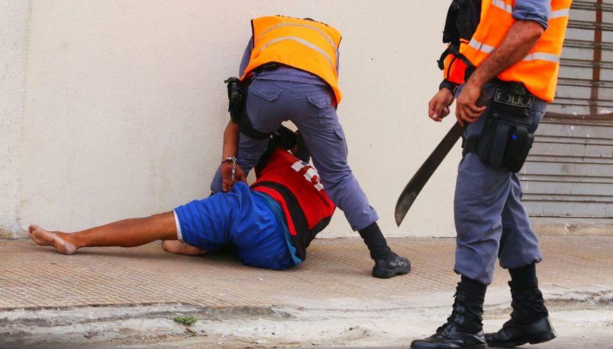 Suspeito de praticar assaltos no Centro é preso com terçado