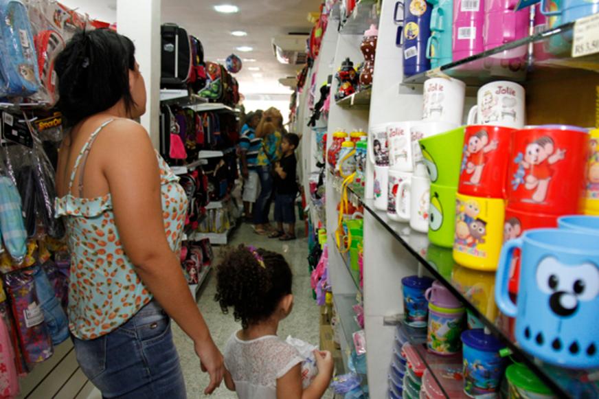 Procon Manaus orienta pais e alunos sobre abusos na lista de material escolar