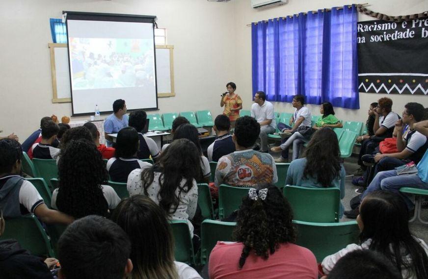 Rodas de diálogo discutem racismo e preconceito em escolas de Manaus