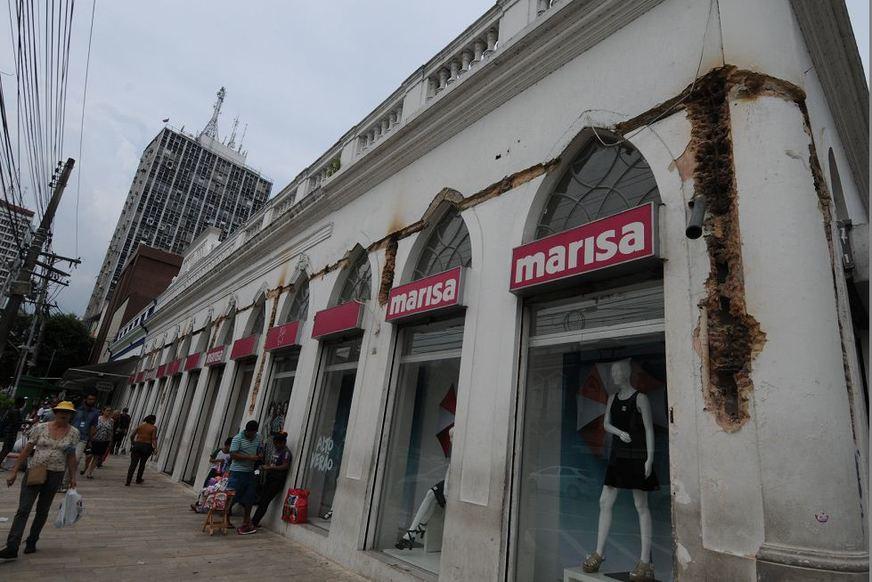 Implurb embarga obra e multa loja Marisa por retirada de marquise centenária