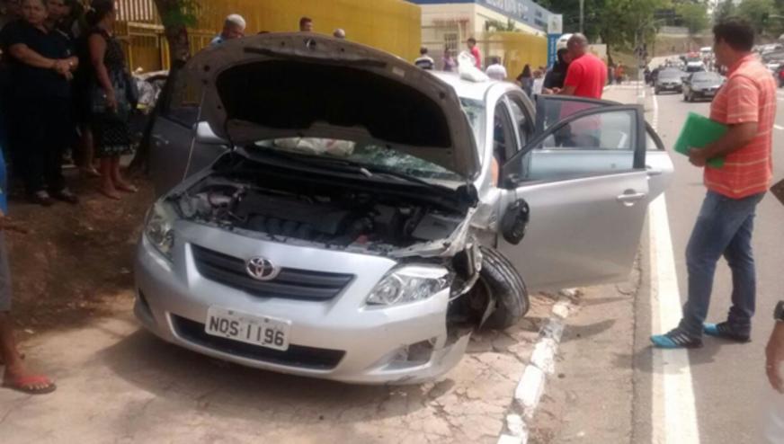 Acidente entre carro e moto deixa três feridos e poste derrubado na av. Maceió